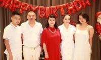 Diễn viên Mai Thu Huyền tổ chức sinh nhật ấm cúng cho mẹ