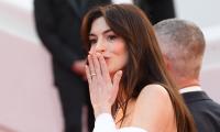 Khán giả vỗ tay bảy phút cho phim của Anne Hathaway